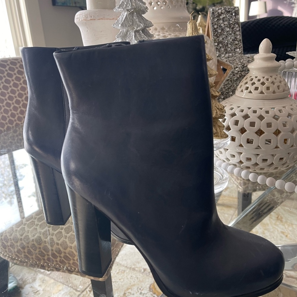 Women’s size 8 Navy leather booties by Aldo